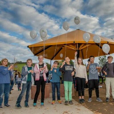 Eröffnung alla hopp!-Anlage 2015 Schulkinder mit Luftballons