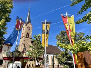 Ruppertsberg Weinkerwe (Dorfplatz/Kirche/Fahnen/Karrussell)