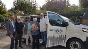 Eine Gruppe Fahrg&auml;ste beim Einstieg in den B&uuml;rgerbus
