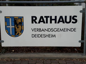 Schild Rathaus Verbandsgemeinde Deidesheim mit Wappen