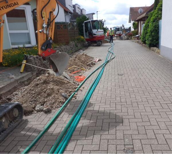Breitbandausbau - Bagger Leitungen